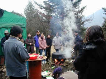 하늘섬대안학교 오충미 간사에게 행사에 대한 안내를 듣는 참가자들 